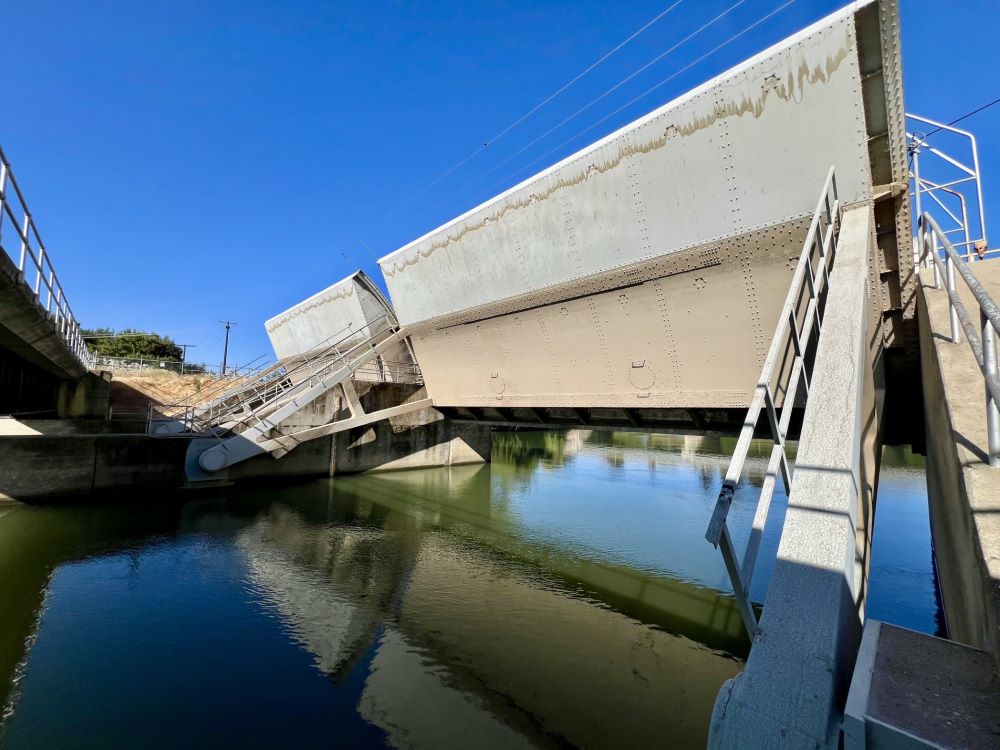 Delta Cross Channel gates